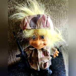 RUSS BERRIE TROLL Soldier with rifle 90s retro 5 inches yellow hair